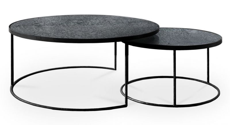 Zwei runde, schwarze Couchtische (Nesting Tische) von Ethnicraft, minimalistisches Design für Wohnzimmer.